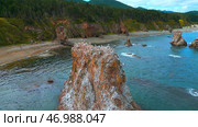 Flocks of seagulls on sea rocks off coast of wild island. Стоковое фото, фотограф David Kashakhi / Фотобанк Лори