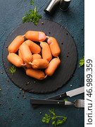 Доска со вкусными вареными сосисками и петрушкой на темном фоне. Стоковое фото, фотограф Pixel_shot / Фотобанк Лори