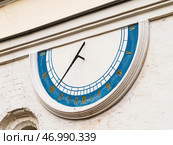 Солнечные часы на стене Николо-Пешношского монастыря в тихом уголке православной веры. Стоковое фото, фотограф Сергей Никифоров-Гордеев / Фотобанк Лори