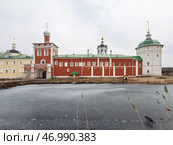 Весенний лед на пуду на фоне стены Николо-Пешношского монастыря. Стоковое фото, фотограф Сергей Никифоров-Гордеев / Фотобанк Лори