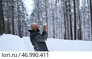 Man got lost in forest alone and begs for help on winter day. Стоковое фото, фотограф David Kashakhi / Фотобанк Лори