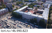 Green park zones and streets under the sun, many parked cars. Стоковое фото, фотограф David Kashakhi / Фотобанк Лори