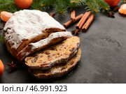 Вкусный рождественский штоллен на черном фоне. Стоковое фото, фотограф Pixel_shot / Фотобанк Лори