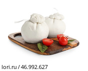 Деревянная доска с вкусным сыром Буррата на белом фоне. Стоковое фото, фотограф Pixel_shot / Фотобанк Лори
