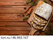 Композиция с вкусным рождественским штолленом на деревянном фоне. Стоковое фото, фотограф Pixel_shot / Фотобанк Лори