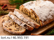 Доска с вкусным рождественским штолленом на деревянном фоне. Стоковое фото, фотограф Pixel_shot / Фотобанк Лори