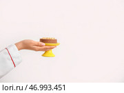 Женщина-кондитер с вкусным тортом на белом фоне. Стоковое фото, фотограф Pixel_shot / Фотобанк Лори