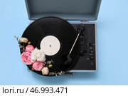 Пластинка для проигрывания музыки и красивые цветы на цветном фоне. Стоковое фото, фотограф Pixel_shot / Фотобанк Лори