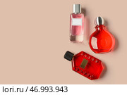 Бутылки роскошного парфюма на бежевом фоне. Стоковое фото, фотограф Pixel_shot / Фотобанк Лори