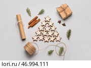 Звездообразные имбирные пряники с корицей, пихтовыми ветками и подарочным ящиком на сером фоне. Стоковое фото, фотограф Pixel_shot / Фотобанк Лори