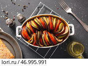 Форма для запекания с вкусным рагу из овощей на черном фоне. Стоковое фото, фотограф Pixel_shot / Фотобанк Лори