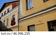 Old residential building facade with scuffed plaster. Стоковое фото, фотограф David Kashakhi / Фотобанк Лори
