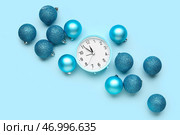 Композиция с будильником и красивыми рождественскими шариками на цветном фоне. Стоковое фото, фотограф Pixel_shot / Фотобанк Лори