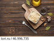 Доска с миской вкусной квашеной капусты и различными специями на деревянном фоне. Стоковое фото, фотограф Pixel_shot / Фотобанк Лори