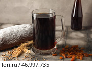 Кружка вкусного кваса, хлеб, изюм и пшеничные зерна на столе. Стоковое фото, фотограф Pixel_shot / Фотобанк Лори