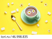 Чашка натурального чая из ромашки, сахарные кубики и цветы на желтом фоне. Стоковое фото, фотограф Pixel_shot / Фотобанк Лори