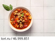 Миска вкусного говяжьего рагу на фоне белой плитки. Стоковое фото, фотограф Pixel_shot / Фотобанк Лори