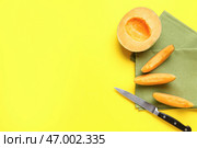 Кусочки сладкого дынного на желтом фоне. Стоковое фото, фотограф Pixel_shot / Фотобанк Лори