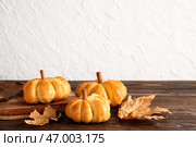 Вкусные булочки, имеющие форму тыквы, на столе. Стоковое фото, фотограф Pixel_shot / Фотобанк Лори