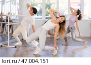 Girl with team of young like-minded people learn to dance modern dances. Стоковое фото, фотограф Яков Филимонов / Фотобанк Лори
