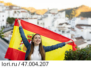 Hapy footbal fan woman waving the flag of Spain on street. Стоковое фото, фотограф Яков Филимонов / Фотобанк Лори