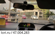 The video shows a vehicle navigating busy urban traffic to highway. Стоковое фото, фотограф David Kashakhi / Фотобанк Лори