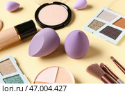 Губки для макияжа, кисти и декоративная косметика на цветном фоне, крупным планом. Стоковое фото, фотограф Pixel_shot / Фотобанк Лори