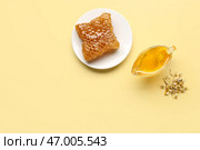 Кувшин с вкусным медом, медовым сотом и сушеными цветами одуванчика на бежевом фоне. Стоковое фото, фотограф Pixel_shot / Фотобанк Лори