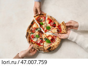 Женские руки берут кусочки вкусной пиццы Маргарита на белом фоне. Вид сверху. Стоковое фото, фотограф Pixel_shot / Фотобанк Лори