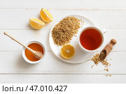 Чашка горячего гречишного чая с лимоном и миска с медом на белом деревянном фоне. Стоковое фото, фотограф Pixel_shot / Фотобанк Лори