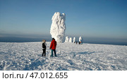 A man in warm clothes with an empty desert in subzero temperatures. Стоковое фото, фотограф David Kashakhi / Фотобанк Лори