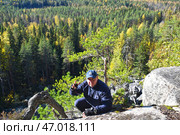 Мужчина забирается на скалу. Карелия, Вяртсиля. Стоковое фото, фотограф Наталья Зверева / Фотобанк Лори