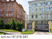 Город Москва. Старосадский переулок, дом 4/5 строение 1. Жилой дом (1849—1853; 1858; 1878, архитектор Сабанеев). В доме жила поэтесса А. Е. Адалис (2024 год). Стоковое фото, фотограф Александр Тараканов / Фотобанк Лори
