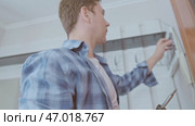 An electrician installs and inspects circuit breakers, ensuring a stable and safe electrical system in the house. Стоковое видео, видеограф Svetlana Golovco / Фотобанк Лори