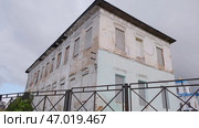 View of an old abandoned house with fallen plaster. Редакционное фото, фотограф David Kashakhi / Фотобанк Лори