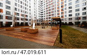 Beautiful courtyard of a new multi storey residential building. Стоковое фото, фотограф David Kashakhi / Фотобанк Лори