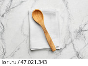 Тканевая салфетка и деревянная ложка на светлом фоне. Стоковое фото, фотограф Pixel_shot / Фотобанк Лори