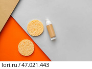 Спонжи для макияжа и тональный крем на цветном фоне. Стоковое фото, фотограф Pixel_shot / Фотобанк Лори