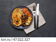 Тарелка с ломтиками ананаса и овощами на темном фоне. Стоковое фото, фотограф Pixel_shot / Фотобанк Лори