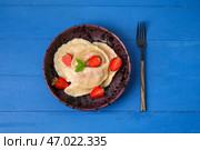 Тарелка с вкусными клубничными клецками на цветном деревянном фоне. Стоковое фото, фотограф Pixel_shot / Фотобанк Лори