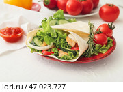 Тарелка с вкусным донер-кебабом и соусом на светлом фоне крупным планом. Стоковое фото, фотограф Pixel_shot / Фотобанк Лори