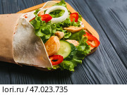 Доска с вкусным донер-кебабом на темном деревянном фоне, крупным планом. Стоковое фото, фотограф Pixel_shot / Фотобанк Лори