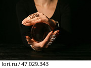 Гадалка с хрустальным шаром на темном фоне. Стоковое фото, фотограф Pixel_shot / Фотобанк Лори