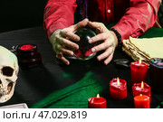 Гадалка с хрустальным шаром за столом, крупным планом. Стоковое фото, фотограф Pixel_shot / Фотобанк Лори