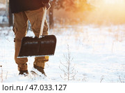 Мужчина убирает снег лопатой. Стоковое фото, фотограф Pixel_shot / Фотобанк Лори