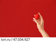 Рука с губкой для макияжа на цветном фоне. Стоковое фото, фотограф Pixel_shot / Фотобанк Лори