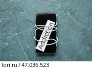 Мобильный телефон на цветном фоне. Понятие о зависимости от гаджетов. Стоковое фото, фотограф Pixel_shot / Фотобанк Лори