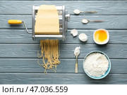 Макаронная машина с тестом и ингредиентами на деревянном фоне. Стоковое фото, фотограф Pixel_shot / Фотобанк Лори