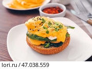 Вкусный бутерброд с флорентийским яйцом на деревянном фоне, крупным планом. Стоковое фото, фотограф Pixel_shot / Фотобанк Лори