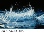 Dynamic moment of water splash. Drops fly in different directions, creating a beautiful pattern of splashes and waves. The photo is taken in macro format, which allows you to examine in detail the structure of water and its movement. The dark background emphasizes the transparency and purity of the liquid, creating a contrast effect. The image symbolizes the natural energy, freshness and power of water. Стоковое AI-изображение, AI-художник Анна Кривицкая / Фотобанк Лори